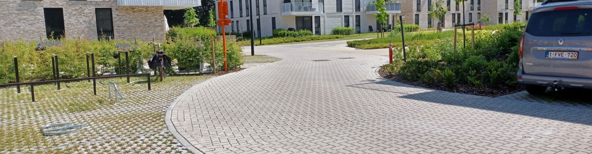Park in Kerkwijck, waterpasserende bestrating